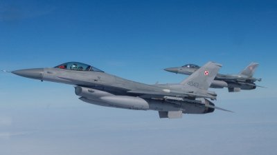 今年3月21日在波兰马尔堡空军基地举行的北约媒体活动中，F-16战机进行飞行表演。（路透社档案照）