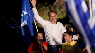 争取连任总理的希腊总理米佐塔基斯周五出席新民主党的竞选集会。（图取自路透社）