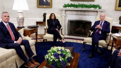美国众议院议长麦卡锡（左起）、美国副总统哈里斯和美国总统拜登，本月16日在美国华盛顿白宫，与其他国会领导人举行债务上限会谈。（路透社档案照）