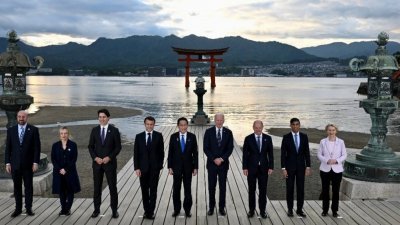 七国工业集团（G7）领导人周五在日本廿日市宫岛参观严岛神社。（图取自路透社）