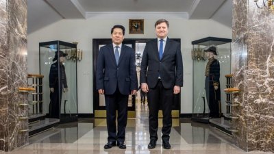中国政府欧亚事务特别代表李辉（左）和波兰外交部副部长戈威尔，当地时间周五在波兰首都华沙会面。（图取自波兰外交部推特）