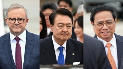 澳洲总理阿尔巴尼斯（左起）、韩国总统尹锡悦、和越南总理范明政，周五为参加七国工业集团（G7）峰会，分别抵达日本广岛县三原市广岛机场。（图取自日本外交部/法新社）
