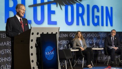 美国太空总署署长尼尔森宣布蓝色起源被选中投入“阿耳忒弥斯5”的载人登月任务。（图取自法新社）