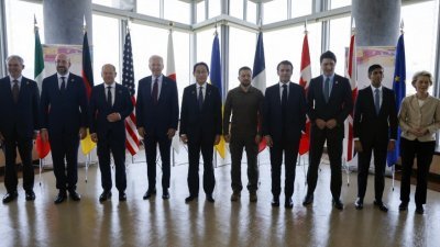 乌克兰总统泽连斯基周日上午，在出席七国工业集团（G7）峰会议程前，与G7领袖合影。（图取自法新社）