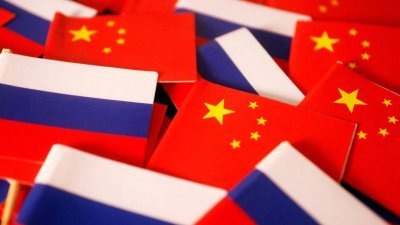 中国和俄罗斯国旗示意图（图取自路透社）