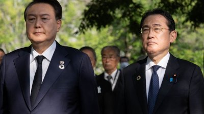 韩国总统尹锡悦（左）和日本首相岸田文雄周日上午，在日本广岛举行七国工业集团（G7）峰会期间，前往广岛和平纪念公园，参拜韩国原爆牺牲者慰灵碑。（图取自法新社）