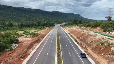 柬埔寨第2条高速公路“金边-巴域高速公路”，起点为首都金边市第3条环城路，途经乾拉省、波罗勉省和柴桢省，直达柬越边境地区的巴域市，全长138公里。（图取自见道网）