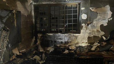 卧室被烧毁，窗框熔化脱落，摇摇欲坠。（新加坡民防部队面子书）