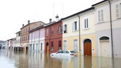 意大利东北部艾米利亚-罗马涅区当地时间周五豪雨成灾，洪水淹没街道和房屋。（图取自路透社）