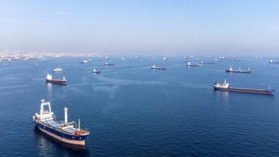 土耳其伊斯坦布尔的博斯普鲁斯海峡南部锚地，多艘《黑海谷物出口倡议》商船去年10月31日，正在等待检查通关。（路透社档案照）