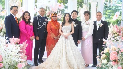 在结婚注册仪式上，许怡琳（左5起）和陈凯晟接受陈建顺（左起）、刘芹香、阿克里沙尼伉俪、郑美华和许金殿的祝福。