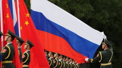 中国北京人民大会堂外的中国和俄罗斯国旗。（图取自路透社）
