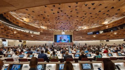 第76届世界卫生大会当地时间周日在瑞士日内瓦开幕，世界卫生组织（WHO）总干事谭德塞在现场发表讲话。（图取自路透社）
