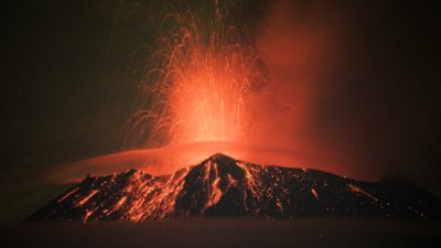 墨西哥波波卡特佩特火山当地时间周六喷出烟灰和熔岩，当局将警戒层级提高至“黄色3级”，随时准备疏散居民。（图取自法新社）