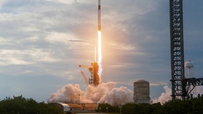 太空探索科技公司（SpaceX）猎鹰9号火箭，在当地时间周日傍晚从肯尼迪航天中心发射升空。（图取自路透社）