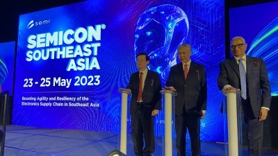 曹观友（左起）与副首相拿督斯里阿末扎希于周二上午为2023年东南亚半导体工业技术展主持开幕。