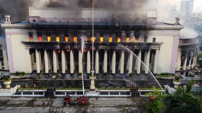 一场大火烧毁了菲律宾首都马尼拉一座近百年历史的邮局。（图取自法新社）