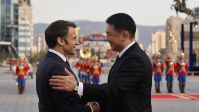 法国总统马克龙（左）当地时间周日，在蒙古国首都乌兰巴托，会见蒙古国总统呼日勒苏赫。（图取自法新社）