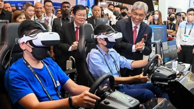 阿末扎希（右起）在槟州首长曹观友陪同下，出席2023年东南亚半导体工业技术展。
