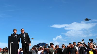 陆兆福（右起）与国防部长莫哈末哈山为2023年浮罗交怡国际海空展主持开幕仪式。