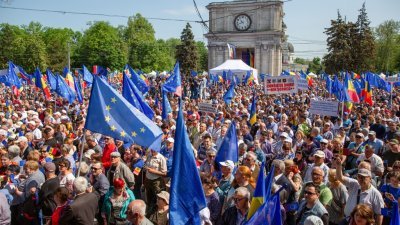 超过7万5000人于当地时间周日，在摩尔多瓦首都基希讷乌参加亲欧盟集会，促政府加入欧盟。（图取自法新社）

