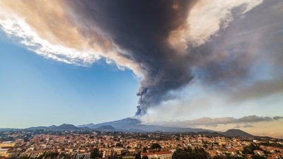 埃特纳火山当地时间周日再次喷发，熔岩和火山灰喷向位于地中海的西西里岛天际，场面壮观。（图取自网络）
