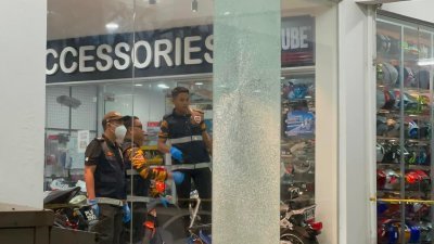 摩哆连锁店的玻璃门，被狂徒开枪射击爆裂。