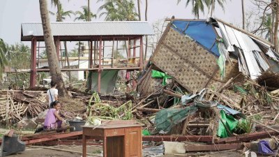 缅甸若开邦实兑市上周遭到气旋风暴“摩卡”袭击，当地很多房屋被摧毁。（图取自合作伙伴救济和发展组织/路透社）