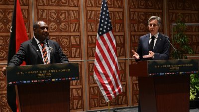 巴布亚新几内亚总理马拉佩（左）和美国国务卿布林肯，周一在巴布亚新几内亚首都莫尔兹比港的新闻发布会上发表讲话。（图取自法新社）