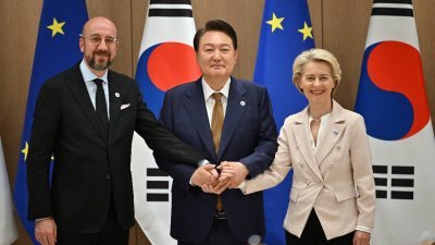 欧洲理事会主席米歇尔（左起）、韩国总统尹锡悦、和欧盟委员会主席冯德莱恩，周一下午在韩国首尔龙山总统府会面时合影留念。（图取自路透社）