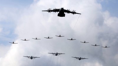 36辆各式战机及运输机，在浮罗交怡上空进行花式飞行表演。