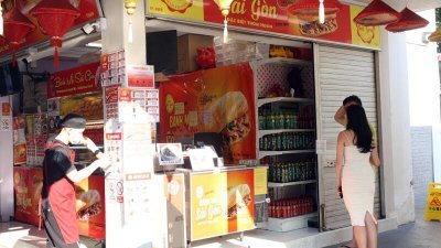 越南小吃店员工透露，事后已将受影响商品全部丢弃。