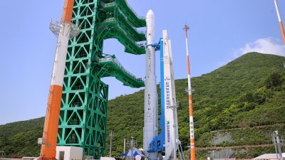 韩国自研火箭“世界”号周二已在南部全罗南道的罗老宇航中心发射台上就位。（图取自韩国航空宇宙研究院/法新社）