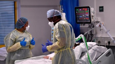 英国米尔顿凯恩斯大学附属医院医护人员，在治疗一名新冠肺炎患者。（路透社档案照）