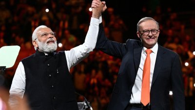 印度总理莫迪（左）和澳洲总理阿尔巴尼斯，周二在澳洲悉尼出席一个社区活动时握手。（图取自澳联社/路透社）