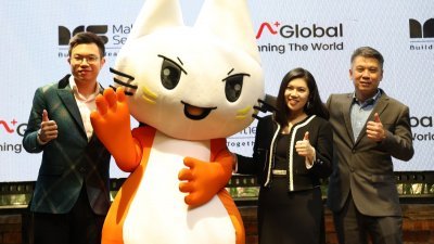 马六甲证券业务营运主管林建延（左起）、M+ Global吉祥物“Mau Mau”、董事经理林嘉薇和执行董事霍骏明在M+ Global推介礼上合影。