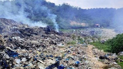 乌鲁槽一处非法垃圾场露天焚烧后，柔州环境局已经发出通知给地主。
