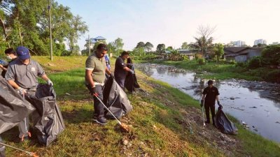 拉维古玛（左2）参与柔佛清洁士姑来河清理活动。