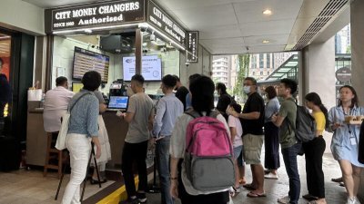 新加坡的钱币兑换店出现人龙，更有业者出现令吉断货情况。