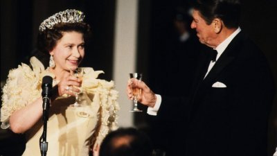 已故英女王伊丽莎白二世（左）1983年3月在三藩市对进行正式访问期间，在宴会上向时任美国总统的里根敬酒。（图取自网络）
