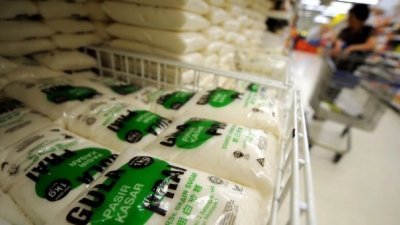 国内贸易及生活成本部长拿督斯里沙拉胡丁近日保证，虽然全球白糖和天然气在起价，国内白糖供应充足。