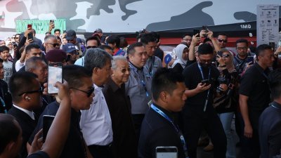 莫哈末哈山（左起）、马哈迪及陆兆福一同出席在玛苏丽国际会展中心（MIEC）举办的2023年浮罗交怡国际海空展闭幕仪式。