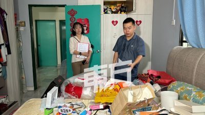 刘国南（左2）向媒体展示被翻乱的房间。