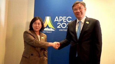 美国贸易代表戴琪（左）和中国商务部长王文涛，周五在APEC部长级会议期间举行会谈。（图取自中国商务部网站）