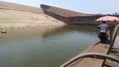 印度一名食品检查员为了取回掉入水中的智能手机，几乎将恰蒂斯加尔邦克尔卡塔水坝的水抽干。（图取自网络）