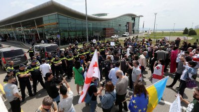 数十名格鲁吉亚人本月19日，在格鲁吉亚首都第比利斯一个机场外，抗议俄罗斯恢复与格鲁吉亚的航线。（图取自路透社）