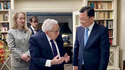 中国驻美国大使谢锋（右）周五在康涅狄格州肯特郡会见美国前国务卿基辛格。（图取自中国驻美国大使馆网）
