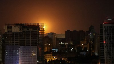 周日凌晨，一架无人机在基辅的空中被击落而发生爆炸。（图取自路透社）