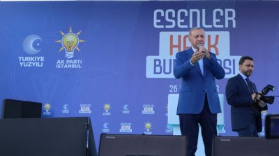 土耳其总统埃尔多安上周五前往伊斯坦布尔为竞选连任造势，上台时以胜选者气势感谢支持者爱护。（图取自中央社）