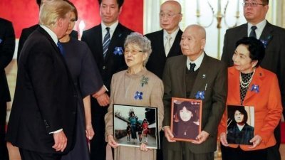 1970年代和1980年代被朝鲜绑架的日本公民家人，于2017年11月6日在日本东京会见美国前总统特朗普（左）。（图取自路透社）